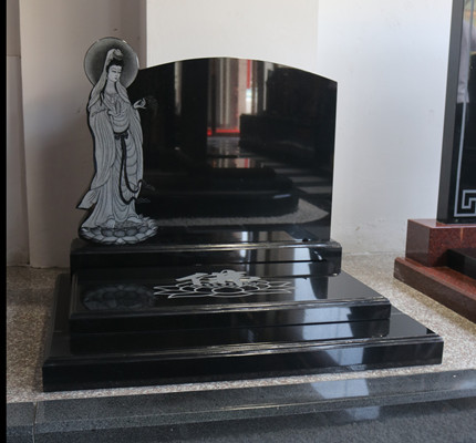 墓碑工廠創(chuàng)新小型藝術(shù)墓碑,鑲嵌瓷畫展現(xiàn)獨(dú)特藝術(shù)文化價值_工藝